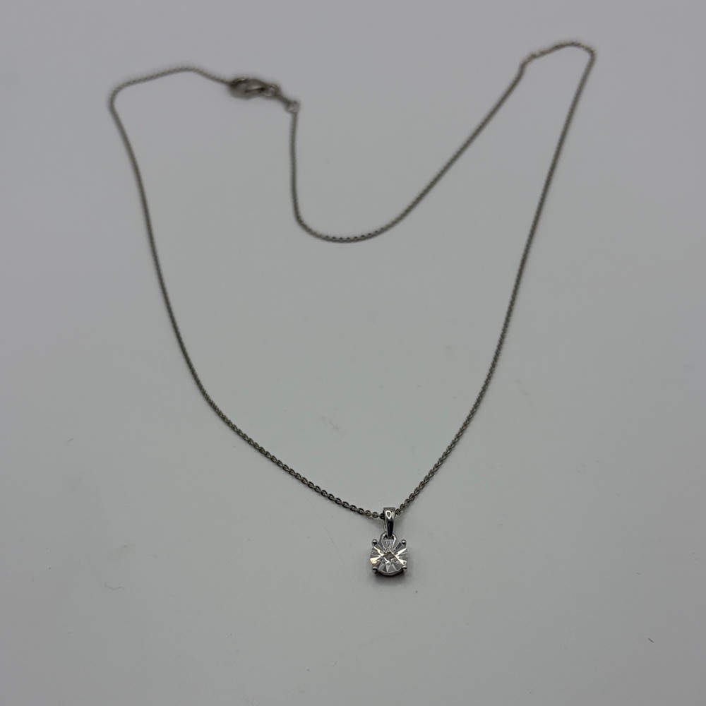 Elegant Silver Necklace with Sparkling Pendant Diamond Chip Pendant NWOTS 925